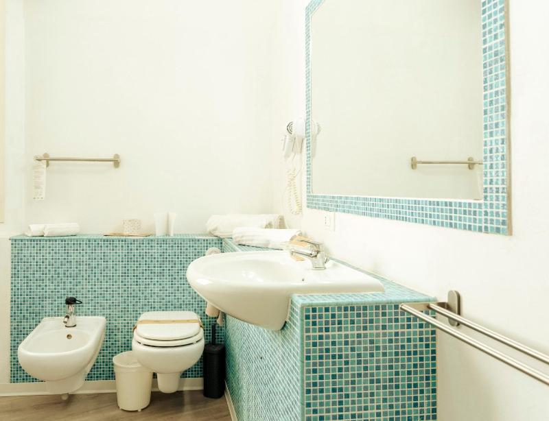 Standard Triple Room image 4