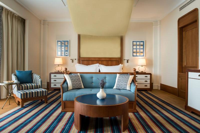 Premium King Room image 3