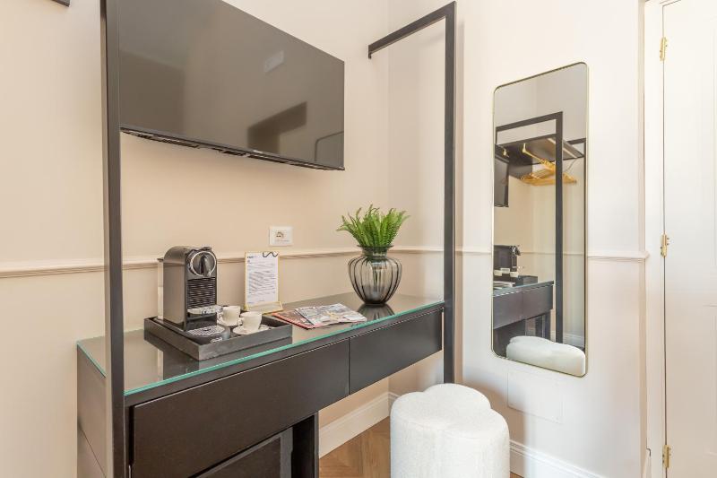 Deluxe Double or Twin Room image 1