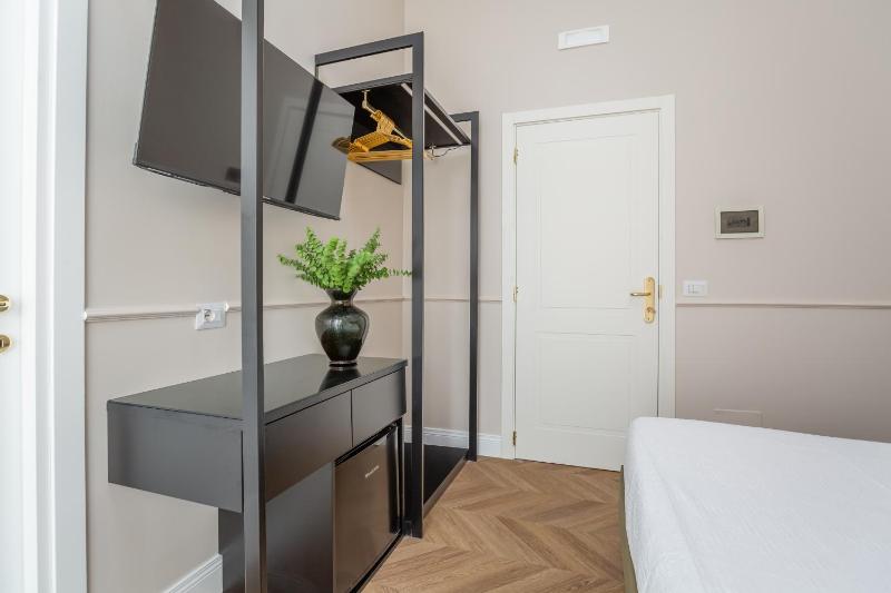 Standard Double Room image 3