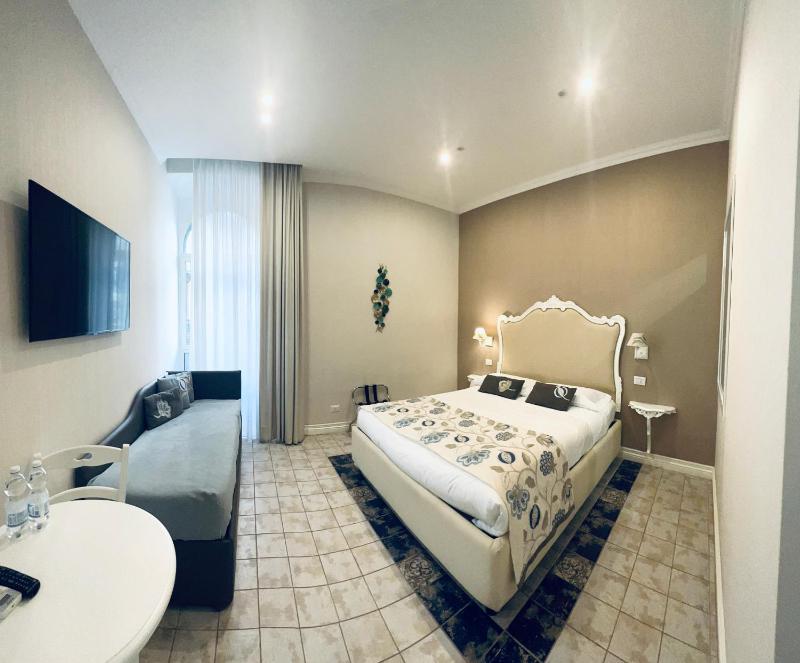 Triple Room with Bath image 4