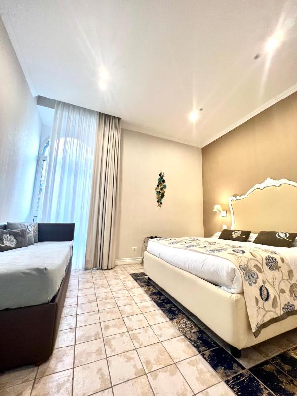 Triple Room with Bath image 3