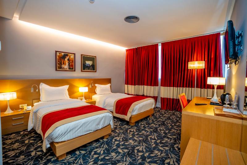 Twin Room image 4