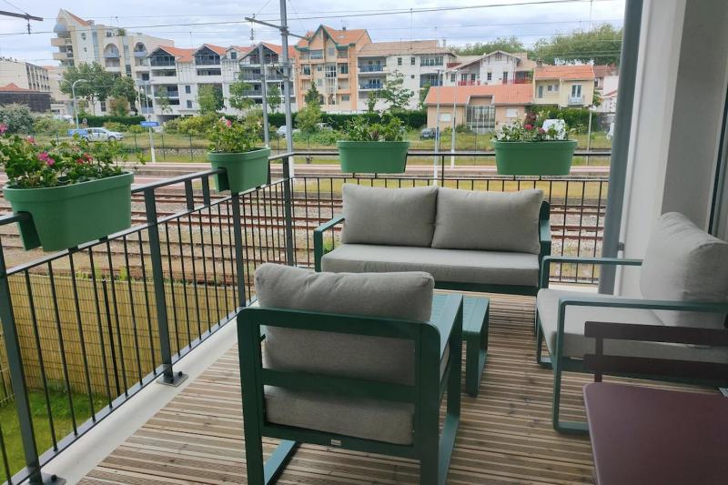 Cozy renovated apartment behind Arcachon station - image 1