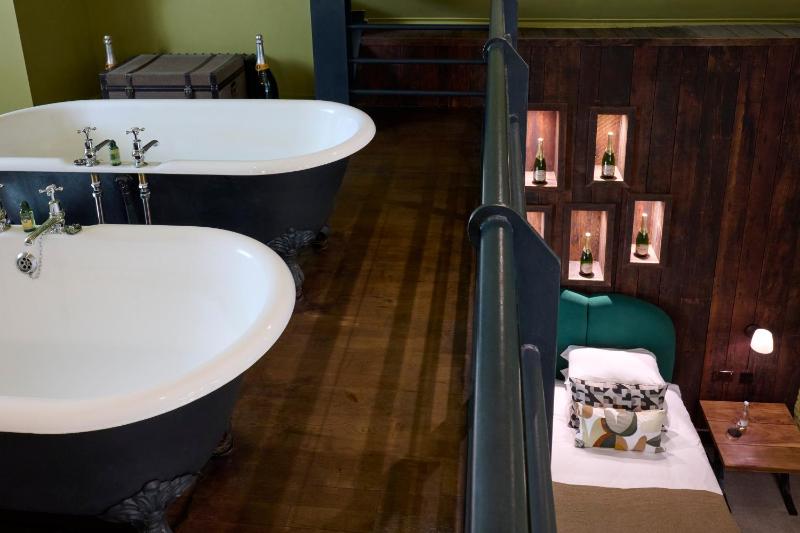 Signature Suite image 4