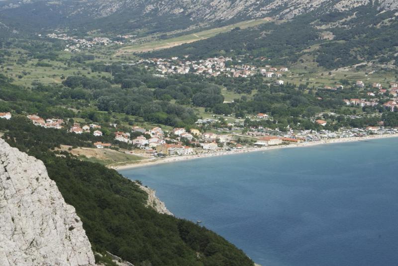 One-Bedroom Apartment with Balcony image 4
