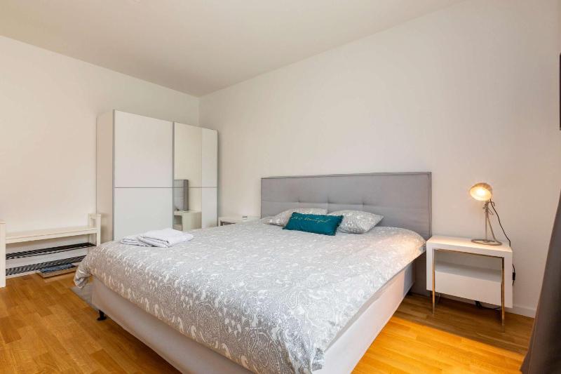 KAYA Zurich Apartment SAPPHIRE - Downtown 2BR Deluxe Apt - image 13