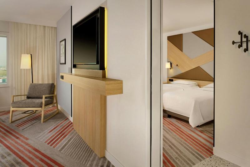 Family Connecting Room with Airport View image 4