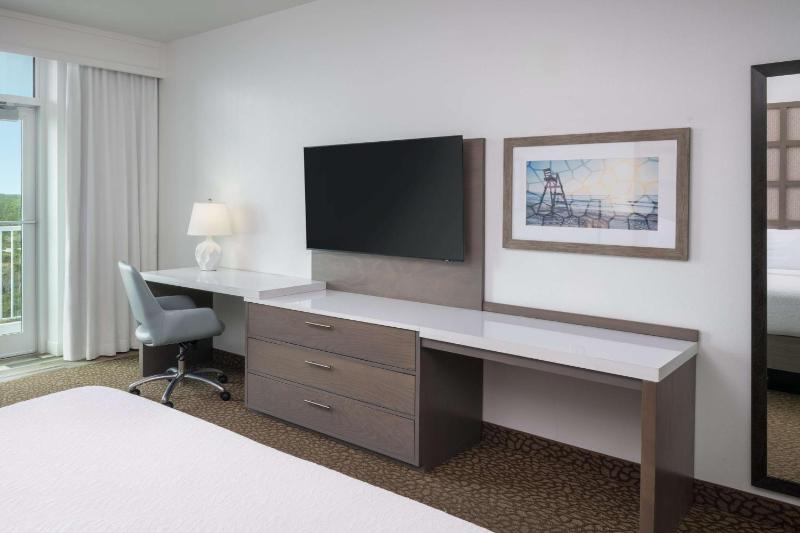 King Room with Sofa Bed and Balcony - Beach View image 3