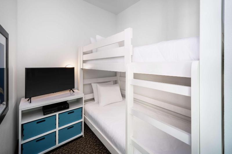 Corner King Suite with Two Bunk Beds and One Sofa Bed - Bath Tub/Beach Front/Mobility Accessible image 3
