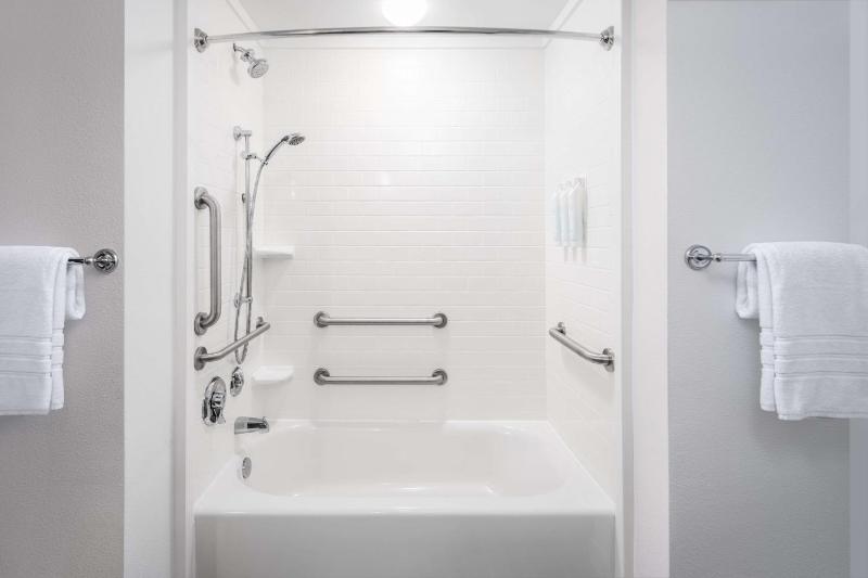 Queen Room with Two Queen Beds and Bath Tub - Balcony/Mobility Accessible image 2