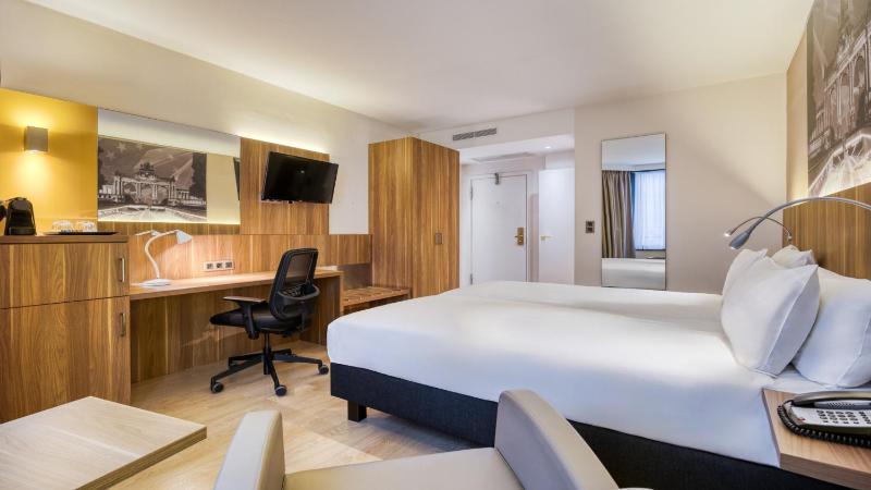Standard Twin Room image 3