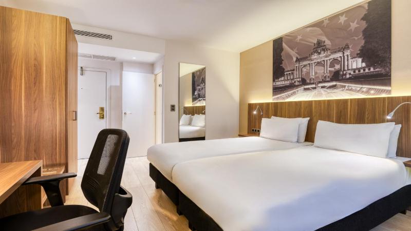 Standard Twin Room image 4