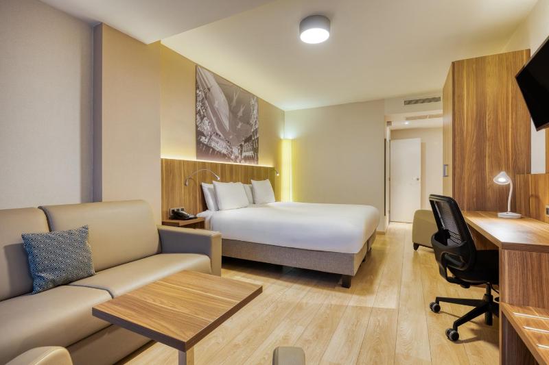 King Suite with Sofa Bed image 3