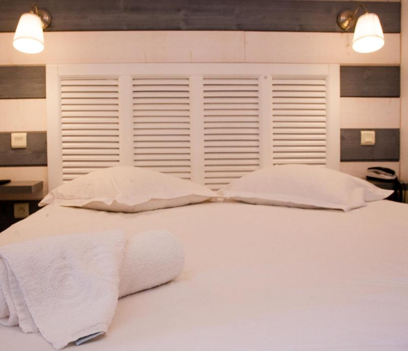Double Room with Balcony image 2