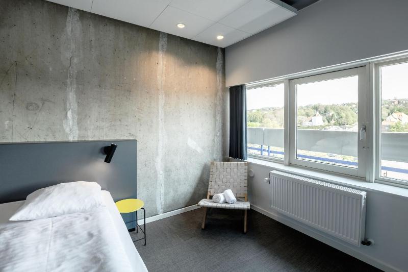 Standard Twin Room image 4
