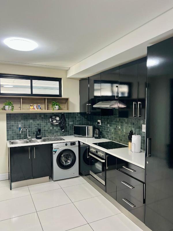 C&J Luxe Apartments - image 3