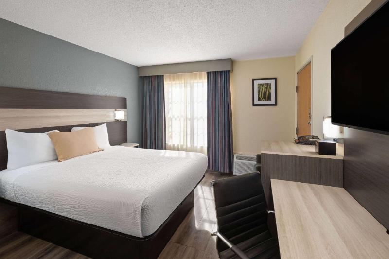 Queen Room - Disability Access - Non-Smoking image 1
