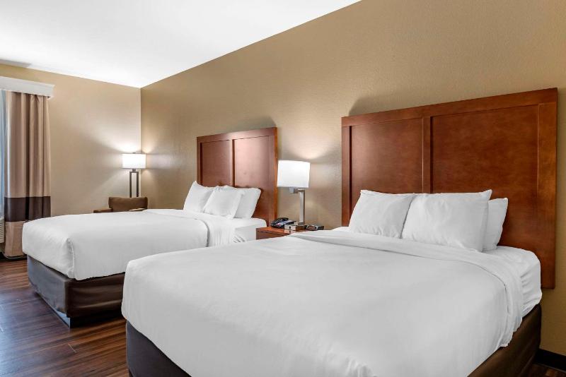 Superior Queen Suite with Two Queen Beds - Non-Smoking image 3
