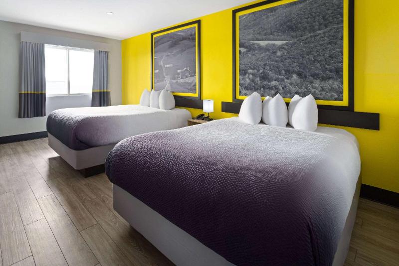 Queen Room with Two Queen Beds - Smoking image 3