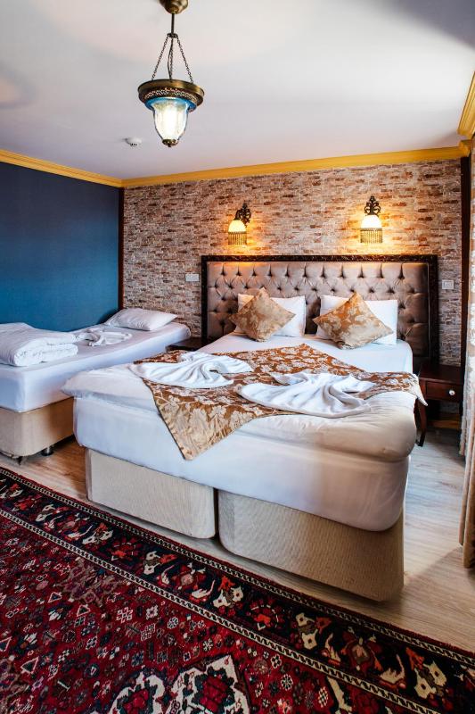 Superior Triple Room image 3