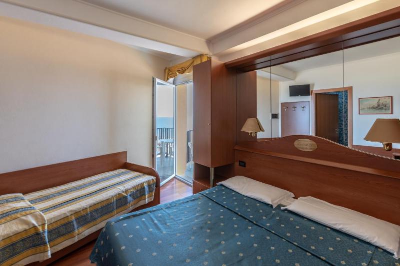 Triple Room with Partial Sea View image 4
