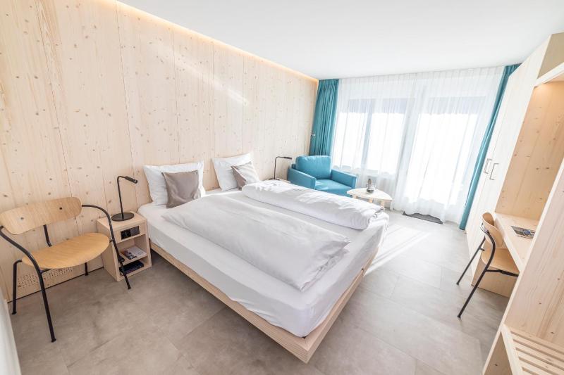 Superior Double Room with Balcony image 3