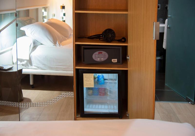Double Room with Balcony image 4