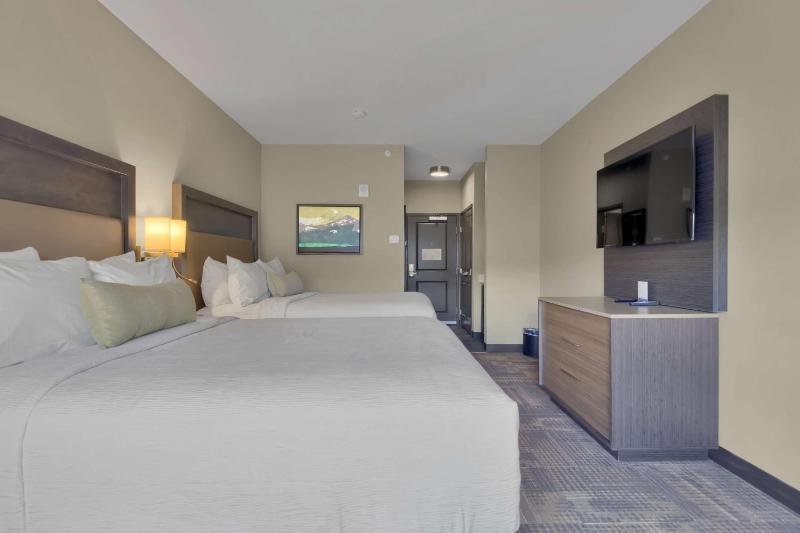 Queen Suite with Two Queen Beds with Sofa Bed image 4