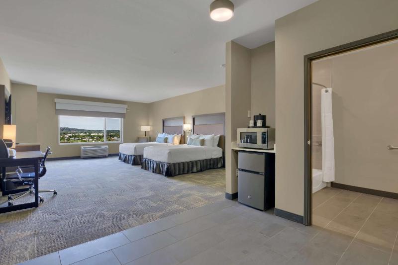 Queen Room with Two Queen Beds and Bath Tub- Disability Access image 3