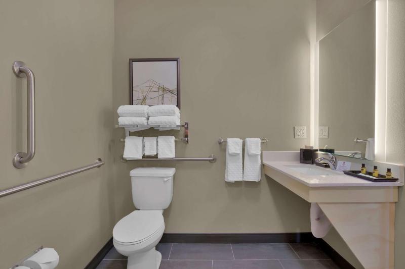 King Room with Bath Tub - Disability Access image 2