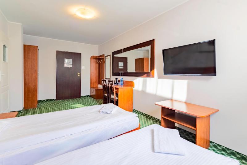 Economy Twin Room image 4