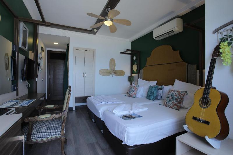 Double Room with Sea View image 4