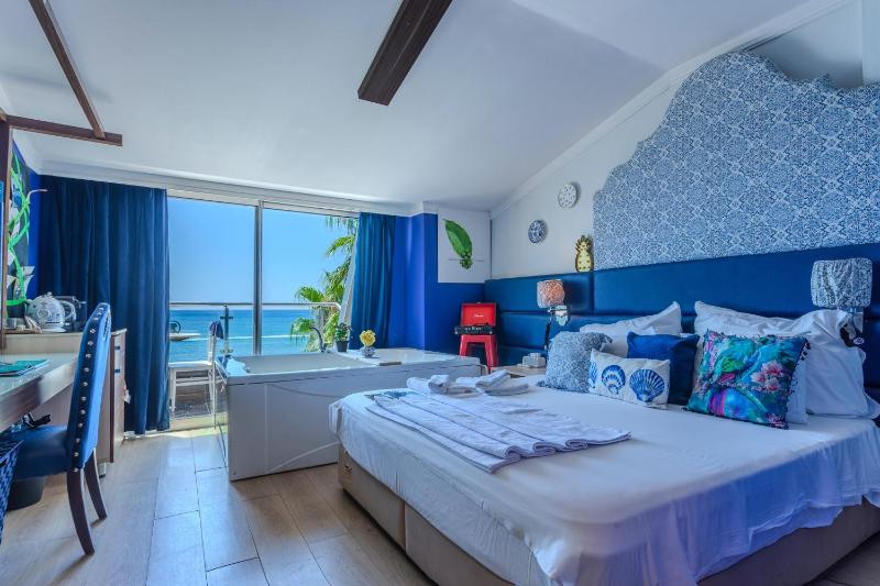 Suite with Sea View image 4