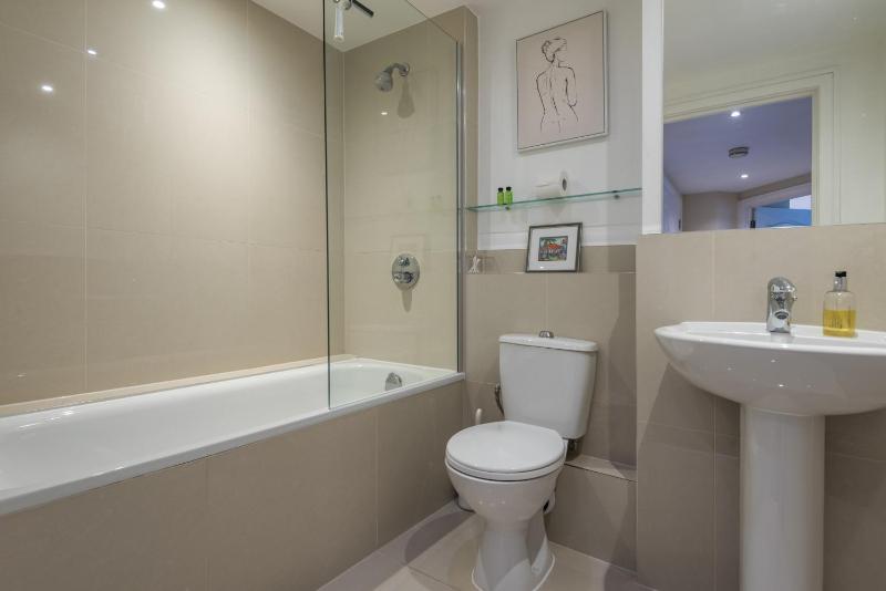 Two-Bedroom Deluxe Apartment with Balcony image 4