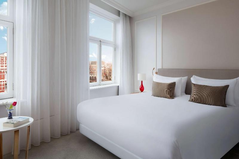 Deluxe Double or Twin Room with Canal View image 3