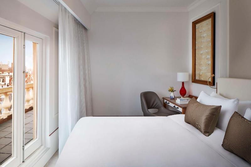 Small Superior Room with Canal View image 4