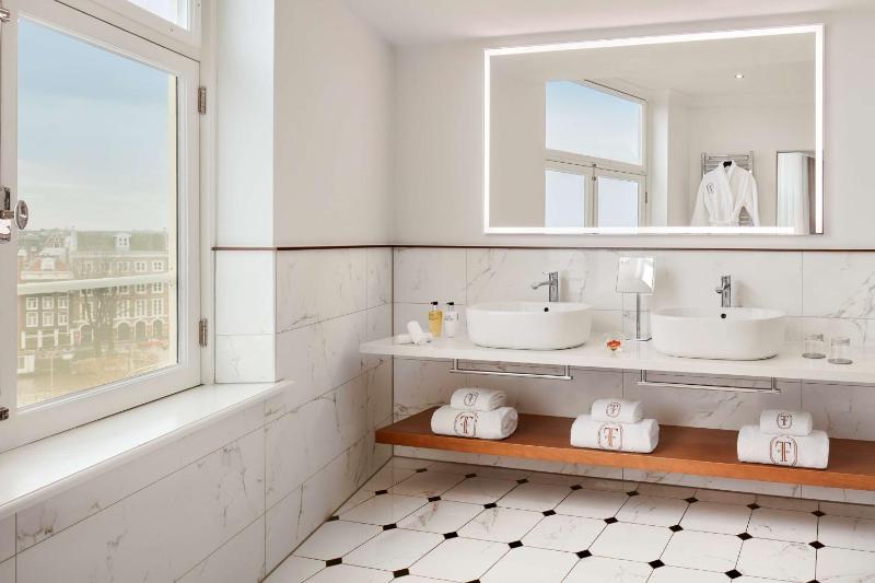 Canal View Suite image 3