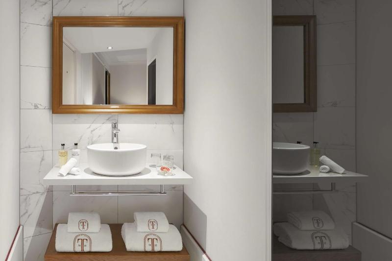 Small Superior Room with Canal View image 3