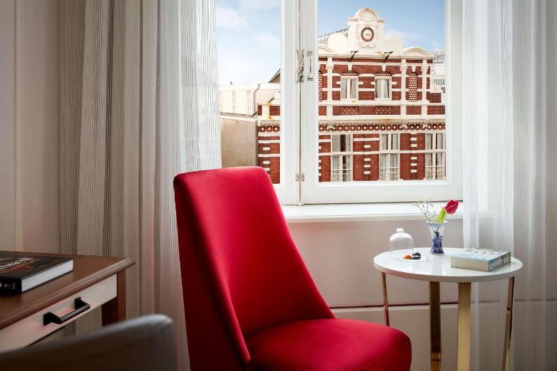 Deluxe Double or Twin Room with Canal View image 4