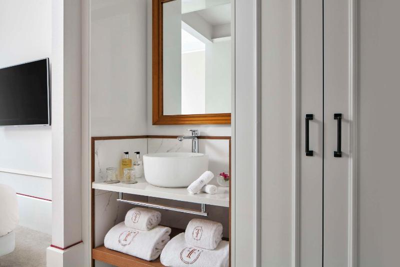 Superior Double or Twin Room image 4