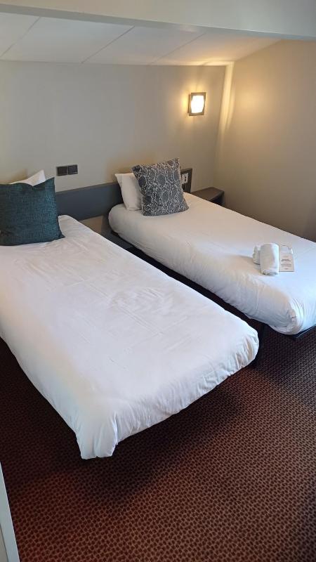 Standard Twin Room image 4