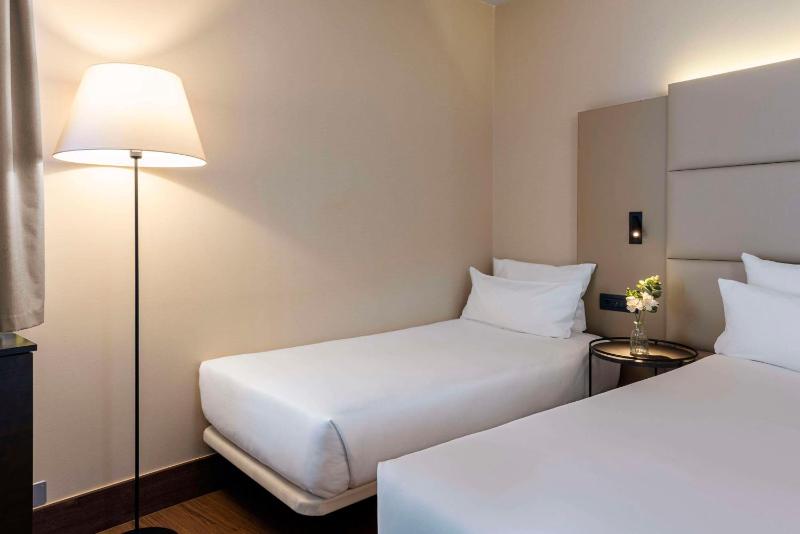 Standard Twin Room image 3
