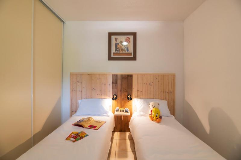 Two-Bedroom Apartment (6 Adults) - Small Garden image 3
