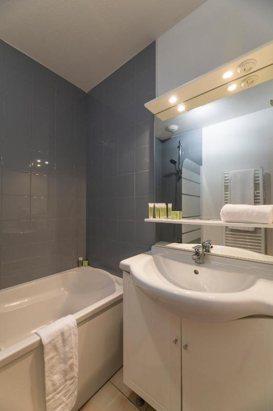 Two-Bedroom Apartment (6 Adults) - Small Garden image 2