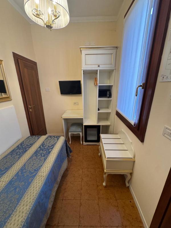 Single Room image 4
