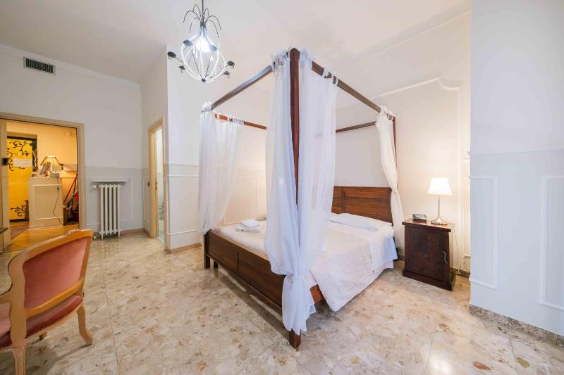 Double Room image 3