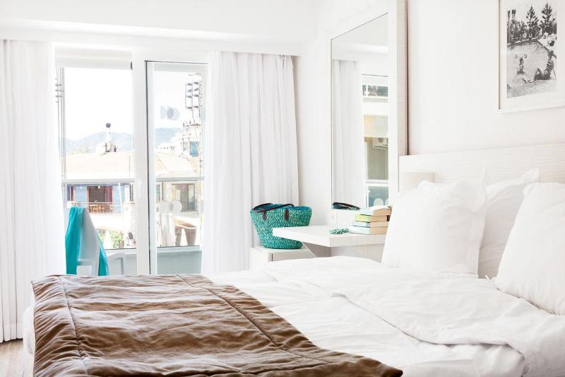 Twin Room with Side Sea View image 1