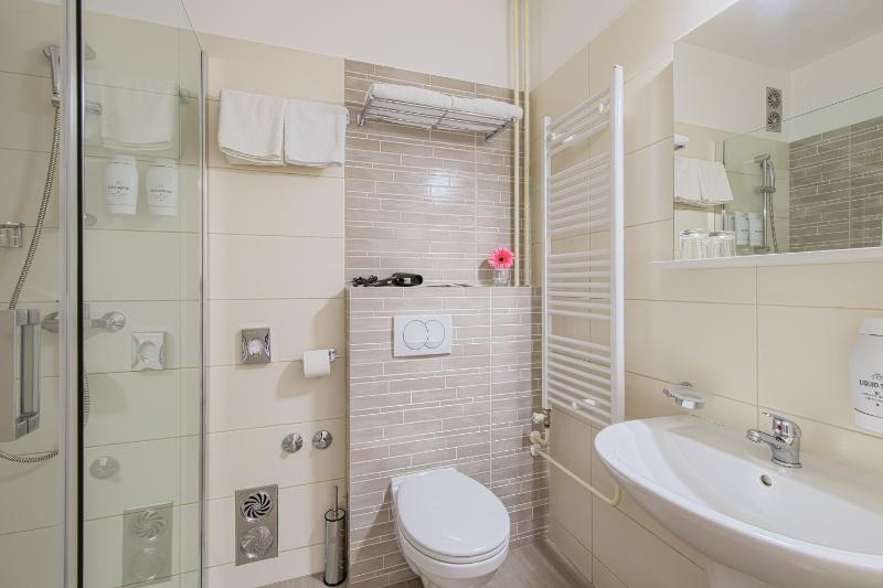 Twin Room with Extra Bed image 2