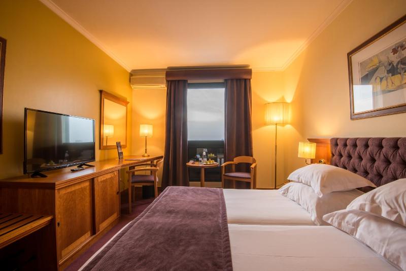 Twin Room image 1